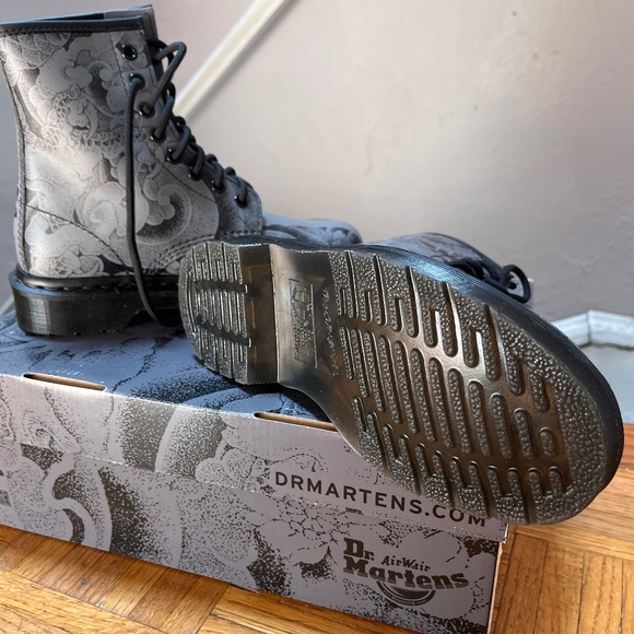 Dr Martens Tattoo Backhand boots NEW - Picture 2 of 3